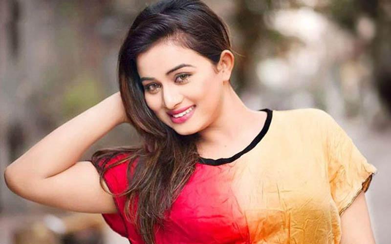 তিনি একজন শিক্ষিকা, তারপরেও এমন কাজ করলো এক ছাত্রের সাথে! তিনি একজন শিক্ষিকা, তারপরেও এমন কাজ করলো এক ছাত্রের সাথে!