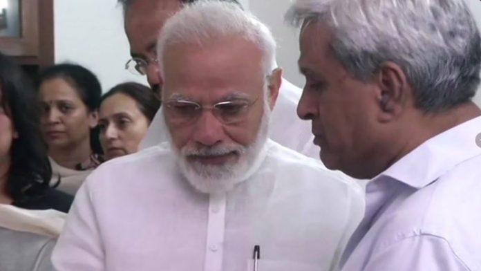 অবশেষে কেঁদে ফেললেন নরেন্দ্র মোদী, ভাইরাল হল তার কান্নার ছবি অবশেষে কেঁদে ফেললেন নরেন্দ্র মোদী, ভাইরাল হল তার কান্নার ছবি