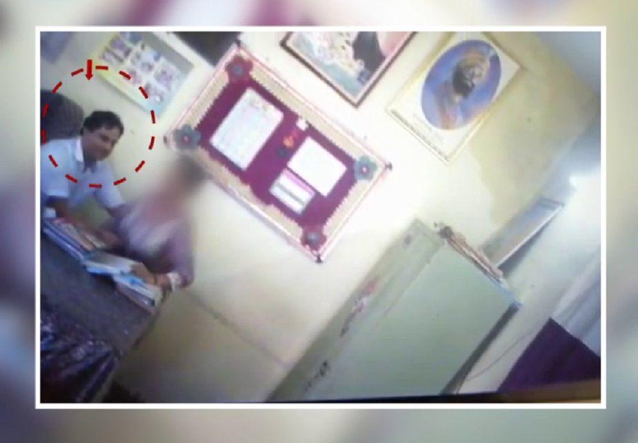 এটা স্কুল নাকি অন্য কিছু? স্কুলের মহিলা কর্মীর ওপর যা করলো প্রধান শিক্ষক! জঘন্য আচরণ এটা স্কুল নাকি অন্য কিছু? স্কুলের মহিলা কর্মীর ওপর যা করলো প্রধান শিক্ষক! জঘন্য আচরণ