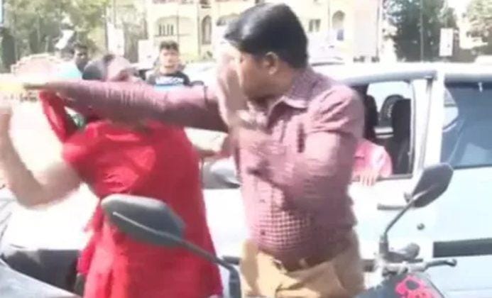 রাস্তায় পুলিশের সাথে যা করলো এক মহিলা, হতবাক সবাই! (দেখুন ভিডিও) রাস্তায় পুলিশের সাথে যা করলো এক মহিলা, হতবাক সবাই! (দেখুন ভিডিও)