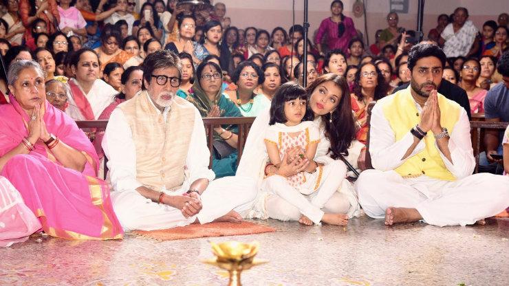 অষ্টমীর সকালে বাংলার জামাই অমিতাভ বচ্চনকে দেখা যায় মণ্ডপে অঞ্জলি দিতে অষ্টমীর সকালে বাংলার জামাই অমিতাভ বচ্চনকে দেখা যায় মণ্ডপে অঞ্জলি দিতে