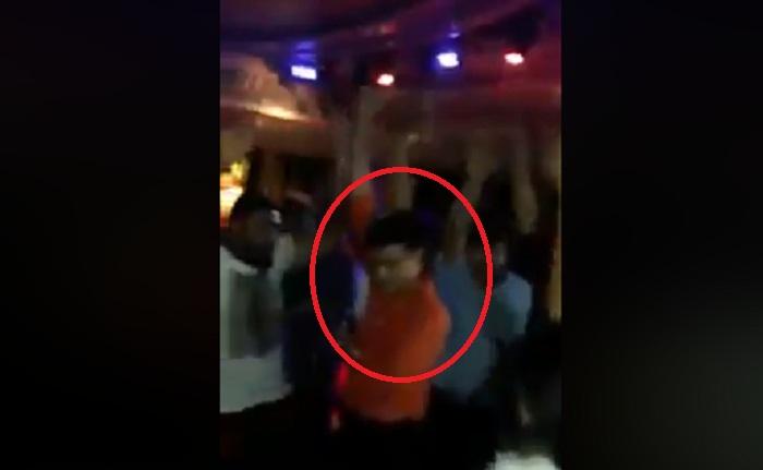 দেখুন তো লাল টি-শার্ট পড়া লোকটিকে চিনতে পারেন কি না? চিনলে অবাক হয়ে যাবেন দেখুন তো লাল টি-শার্ট পড়া লোকটিকে চিনতে পারেন কি না? চিনলে অবাক হয়ে যাবেন