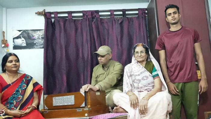 ট্রেনে রফির গলায় গান গেয়ে ভাইরাল হওয়া শিল্পী অজিত কুমার ঝাঁ এর এক্সক্লুসিভ সাক্ষাৎকার
