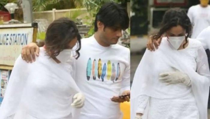 সুশান্তকে শেষবারের মতো দেখতে এসে কান্নায় ভেঙে পড়লেন প্রাক্তন প্রেমিকা, দেখুন ভিডিও সুশান্তকে শেষবারের মতো দেখতে এসে কান্নায় ভেঙে পড়লেন প্রাক্তন প্রেমিকা, দেখুন ভিডিও