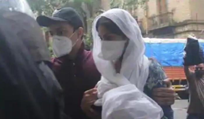 ৯ ঘন্টা জেরার পর ফের রিয়াকে ডেকে পাঠালো ইডি, সাথে হাজিরা দেবেন তার ভাই ও বাবা