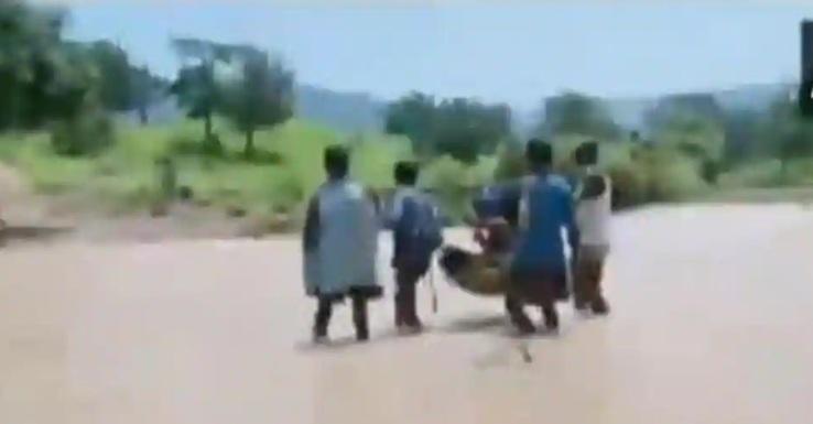 অ্যাম্বুলেন্স যাওয়ার রাস্তা নেই, ঝুড়ির মধ্যে বসিয়েই নদী পার গর্ভবতী নারীর, দেখুন ভিডিও অ্যাম্বুলেন্স যাওয়ার রাস্তা নেই, ঝুড়ির মধ্যে বসিয়েই নদী পার গর্ভবতী নারীর, দেখুন ভিডিও