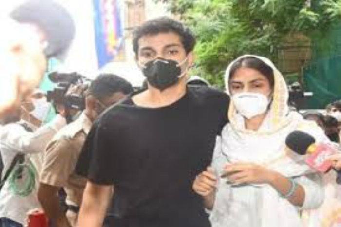 সুশান্তের মৃত্যু তদন্তে রিয়া ও তার পরিবারের ফোন বাজেয়াপ্ত করলো ইডি