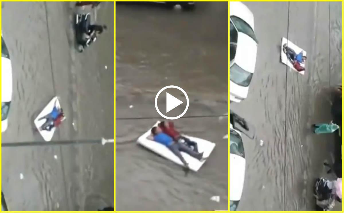 মুম্বাইয়ের থৈথৈ রাস্তার জলে ভেসে যাচ্ছে দুই যুবক, দেখুন ভাইরাল ভিডিও মুম্বাইয়ের থৈথৈ রাস্তার জলে ভেসে যাচ্ছে দুই যুবক, দেখুন ভাইরাল ভিডিও