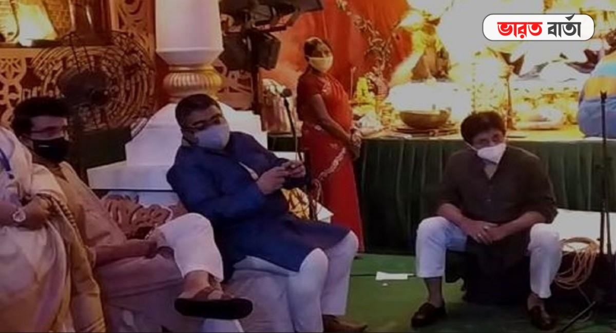 পাড়ার পুজোয় খোশমেজাজে মহারাজ