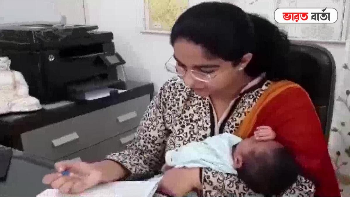 সন্তান কোলে নিয়ে কাজে যোগদান করল মহিলা আইএএস অফিসার, কুর্নিস নেটিজেনদের সন্তান কোলে নিয়ে কাজে যোগদান করল মহিলা আইএএস অফিসার, কুর্নিস নেটিজেনদের