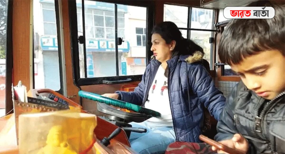 লকডাউনে স্বামী কর্মহীন, সংসার চালাতে বাসের স্টিয়ারিং তিন সন্তানের মায়ের হাতে লকডাউনে স্বামী কর্মহীন, সংসার চালাতে বাসের স্টিয়ারিং তিন সন্তানের মায়ের হাতে