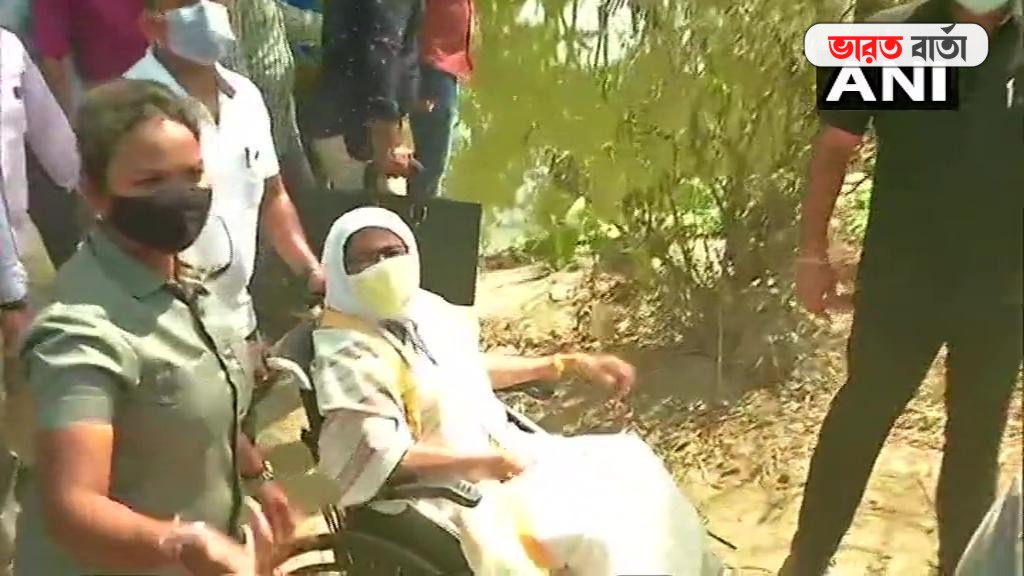 'শাহের ইশারায় কাজ করছে কেন্দ্রীয় বাহিনী', রণক্ষেত্র বয়াল থেকে হুংকার মমতার 'শাহের ইশারায় কাজ করছে কেন্দ্রীয় বাহিনী', রণক্ষেত্র বয়াল থেকে হুংকার মমতার