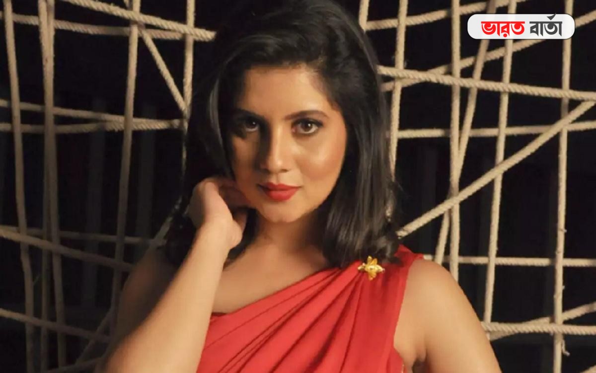 Paayel Sarkar: পরনে নেই ব্লাউজ! খোলা পিঠের ছবি পোস্ট করলেন অভিনেত্রী পায়েল সরকার Paayel Sarkar: পরনে নেই ব্লাউজ! খোলা পিঠের ছবি পোস্ট করলেন অভিনেত্রী পায়েল সরকার