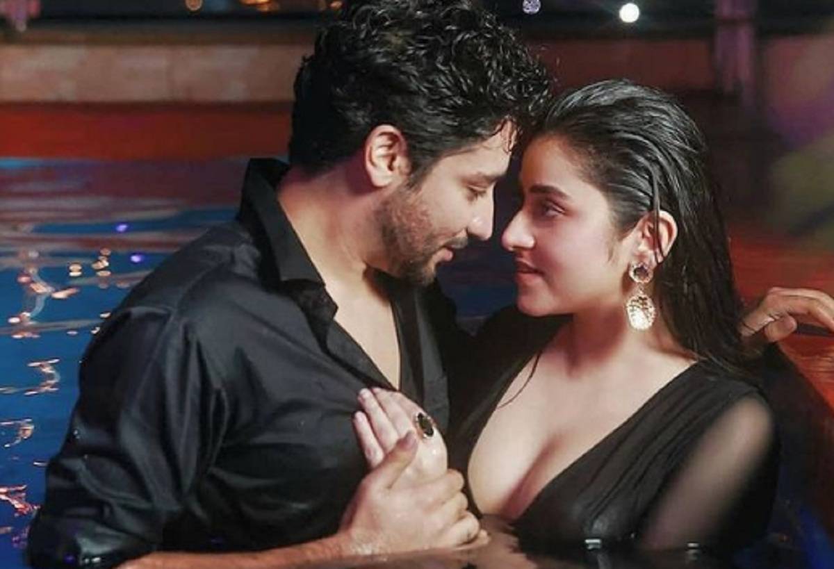 এগারো বছর পরেও কমেনি প্রেম, সুইমিং পুলে প্রেমের সাগরে ভাসলেন গৌরব-ঋদ্ধিমা এগারো বছর পরেও কমেনি প্রেম, সুইমিং পুলে প্রেমের সাগরে ভাসলেন গৌরব-ঋদ্ধিমা