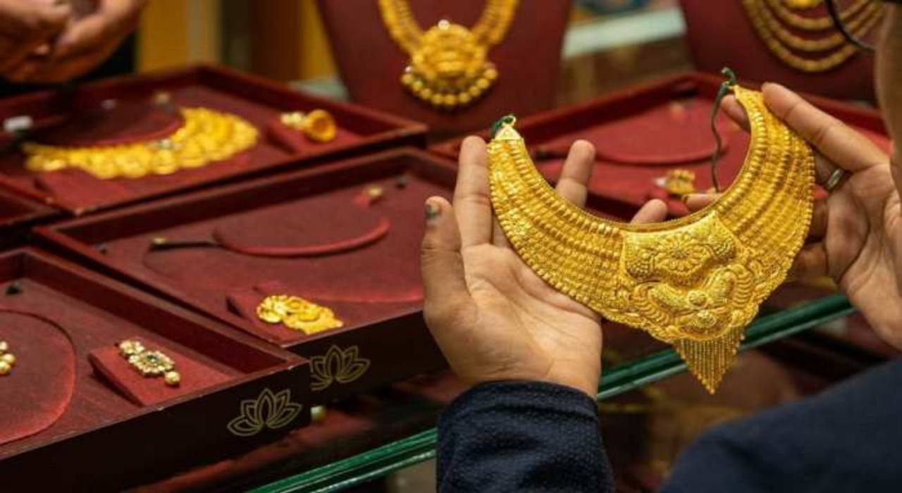 Gold Silver Price Today: আগামীকাল বাজেটের আগে দাম কমলো সোনা রুপোর, জানুন সর্বশেষ রেট