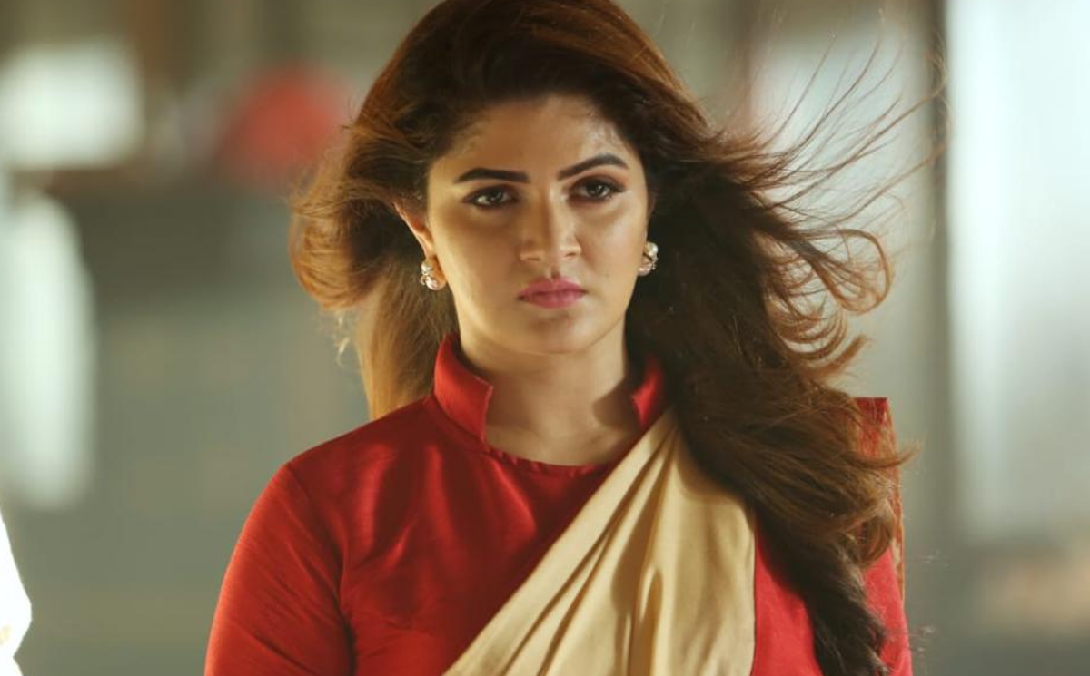 Srabanti Chatterjee: জোর করে চুম্বনের চেষ্টা, রেগে অভিনেত্রী কষিয়ে চর মারলেন Srabanti Chatterjee: জোর করে চুম্বনের চেষ্টা, রেগে অভিনেত্রী কষিয়ে চর মারলেন