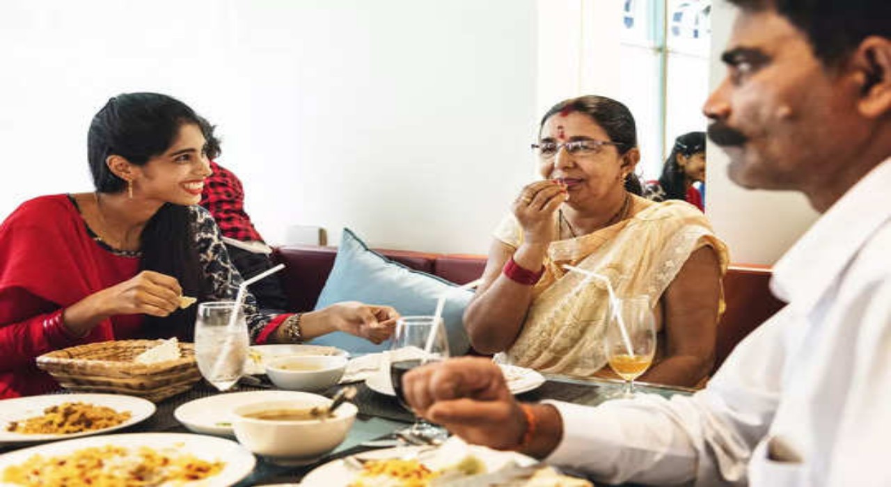 Eating Habit: খাবার সময় কথা বলতে বারণ করেন বাড়ির বড়রা, এই অভ্যাস কি সত্যিই শরীরের জন্য খারাপ? জানুন বিস্তারিতভাবে