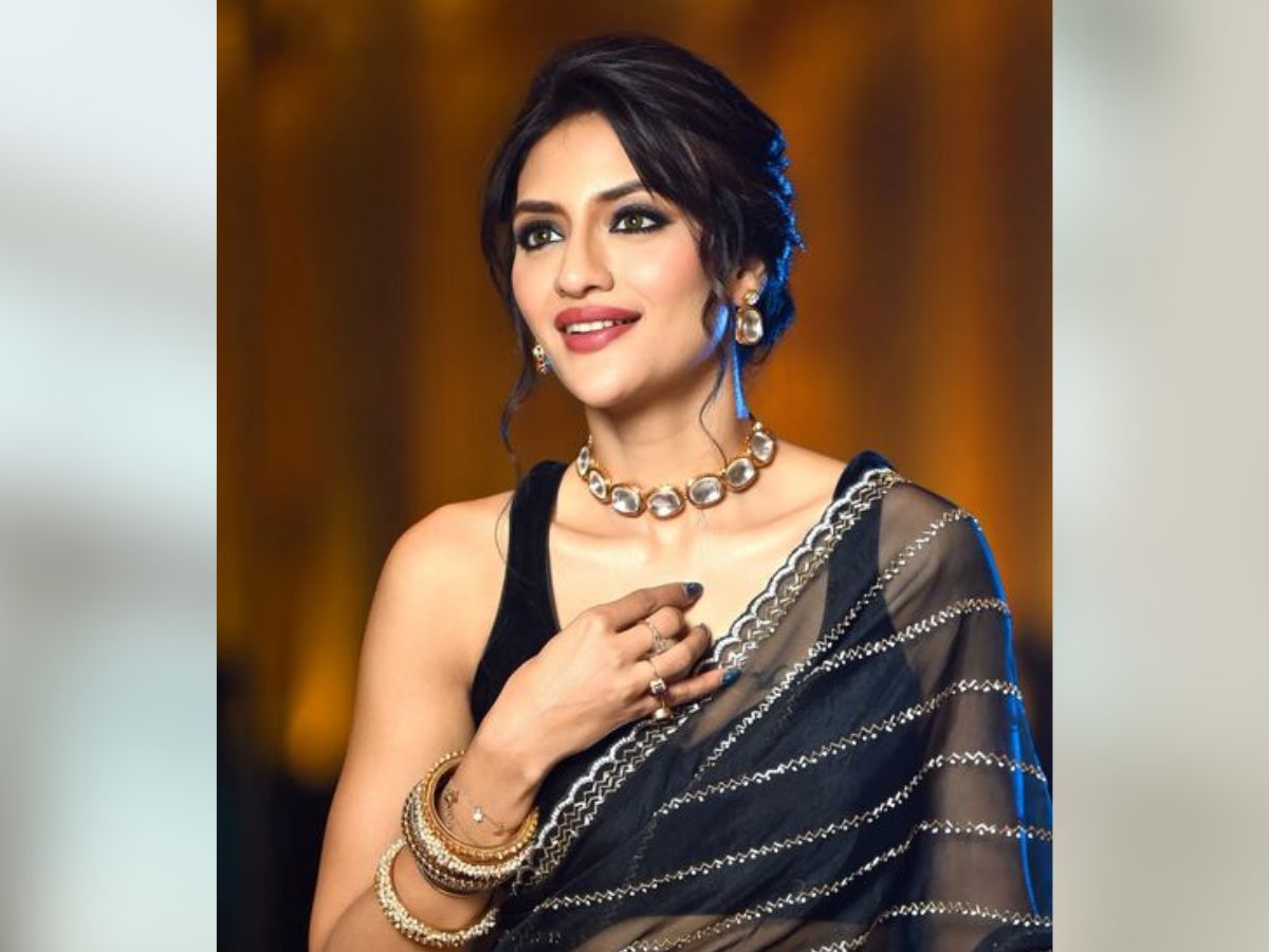Nusrat Jahan: ক্রপটপ ও ব্লু ডেনিম পোশাকে নুসরাত জাহান, অভিনেত্রীর ছবি দেখে হইচই ভক্তমহলেও
