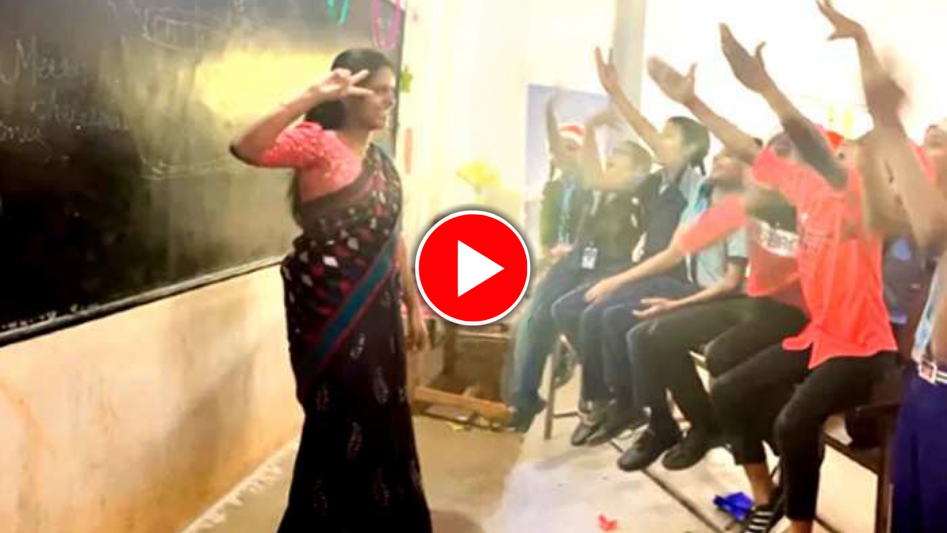 VIDEO: ছাত্রদের সাথে 'পাতলি কামারিয়া' গানে ক্লাসরুমে মাতলেন শিক্ষিকা, হাই-হাই’ বলে চিৎকার শুরু