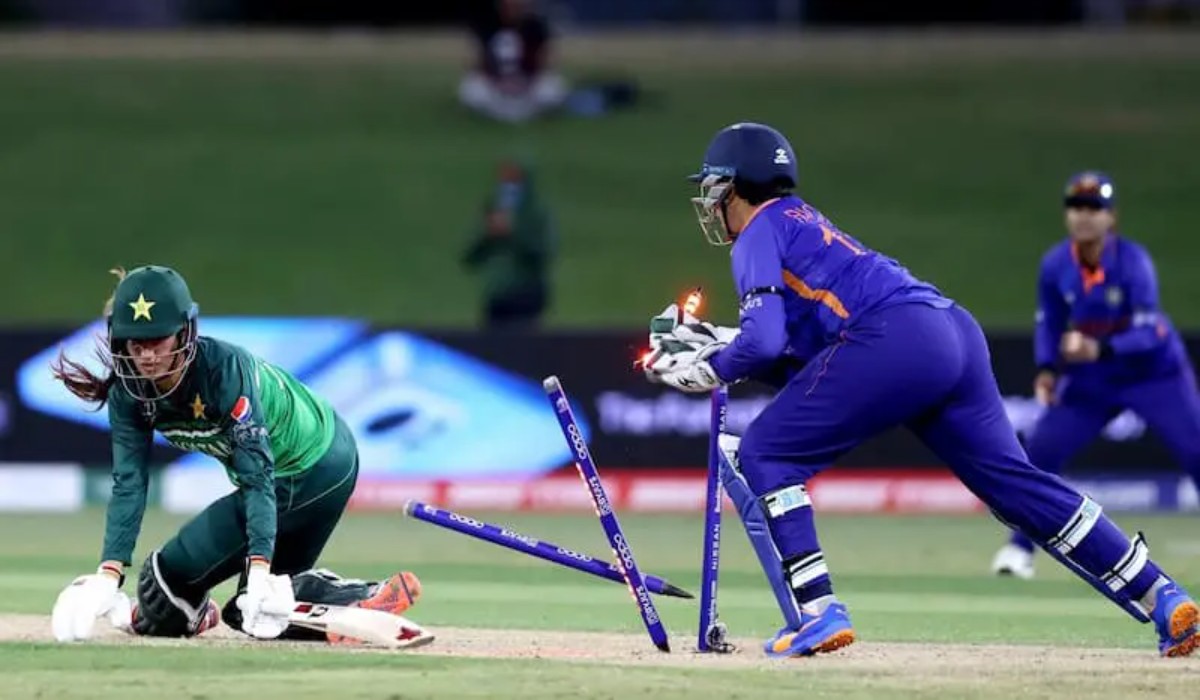 INDW Vs PAKW: পাকিস্তানের মহিলা ক্রিকেটারের গোপনাঙ্গে লাগলো সটান থ্রো! মুহূর্তেই ভাইরাল রেনুকা ঠাকুরের ভিডিও INDW Vs PAKW: পাকিস্তানের মহিলা ক্রিকেটারের গোপনাঙ্গে লাগলো সটান থ্রো! মুহূর্তেই ভাইরাল রেনুকা ঠাকুরের ভিডিও