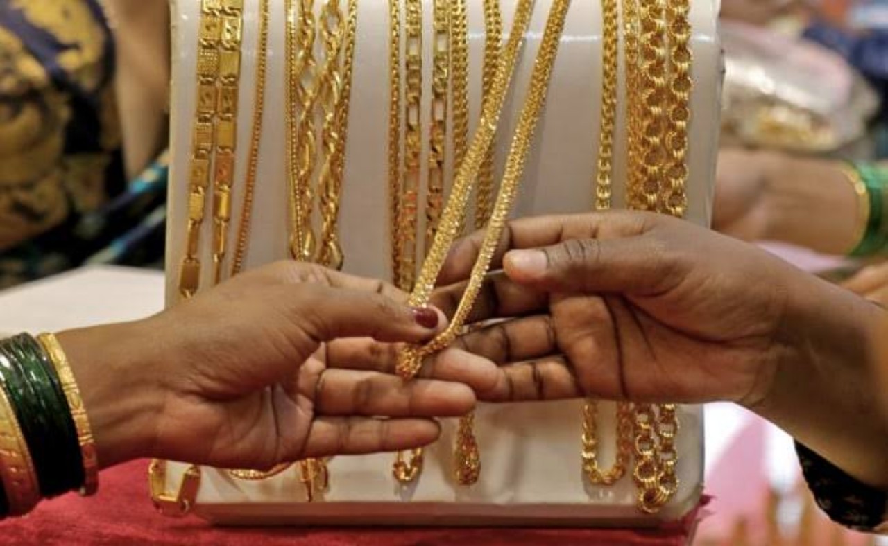 Gold and silver price: সোনার ক্রেতাদের জন্য লটারি, এক ধাক্কায় প্রায় ৩,৫০০ টাকা সস্তা হলো সোনা, জানুন আজকের দাম