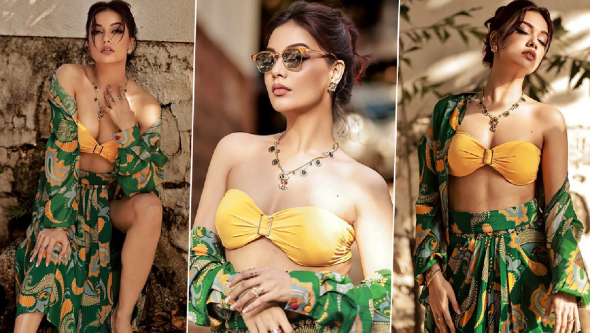 কাঁধ থেকে পোশাক নামিয়েই ক্যামেরার সামনে দিব্যা, ঘুম উড়েছে ভক্তদের (PHOTOS) কাঁধ থেকে পোশাক নামিয়েই ক্যামেরার সামনে দিব্যা, ঘুম উড়েছে ভক্তদের (PHOTOS)