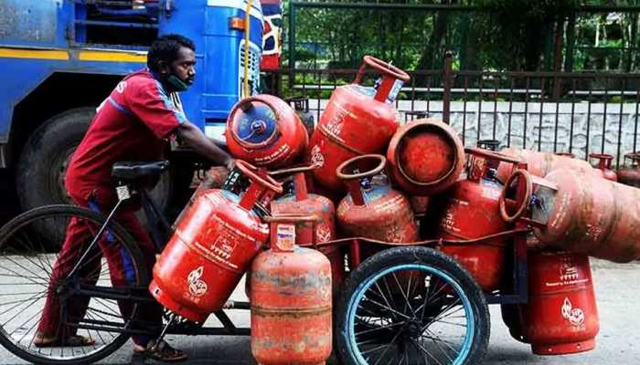 LPG Cylinder: ভুলেও সময় নষ্ট করবেন না, গ্যাস সিলিন্ডার পাবেন মাত্র ৫০০ টাকায়, তাড়াতাড়ি করুন এই কাজ