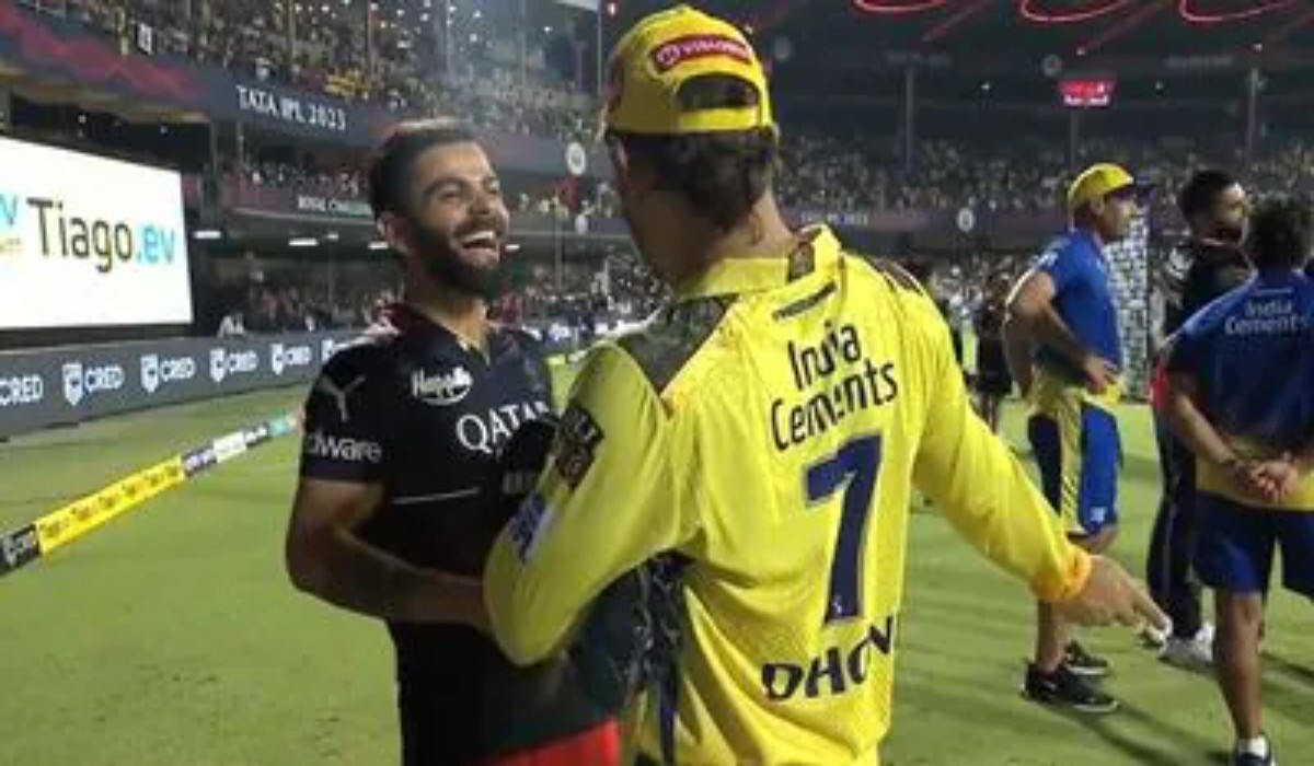 Dhoni-Kohli: ২২ গজে ফের মিলন মাহি-চিকুর, ধোনির কথা শুনে হেসে লুটিয়ে পড়লেন কোহলি! ভাইরাল ভিডিও Dhoni-Kohli: ২২ গজে ফের মিলন মাহি-চিকুর, ধোনির কথা শুনে হেসে লুটিয়ে পড়লেন কোহলি! ভাইরাল ভিডিও