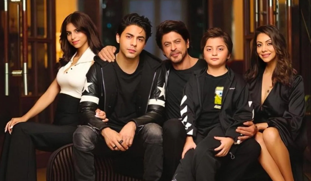 Shahrukh Khan Family: সামনে এল মান্নতের ঝলক, পুরো পরিবারের সাথেই দেখা দিলেন কিং খান