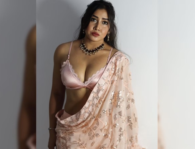 চাঁদনী রাতে শাড়ির আঁচল সরিয়েই ছবি শেয়ার অভিনেত্রী Sofia Ansari, লুকিয়ে দেখুন