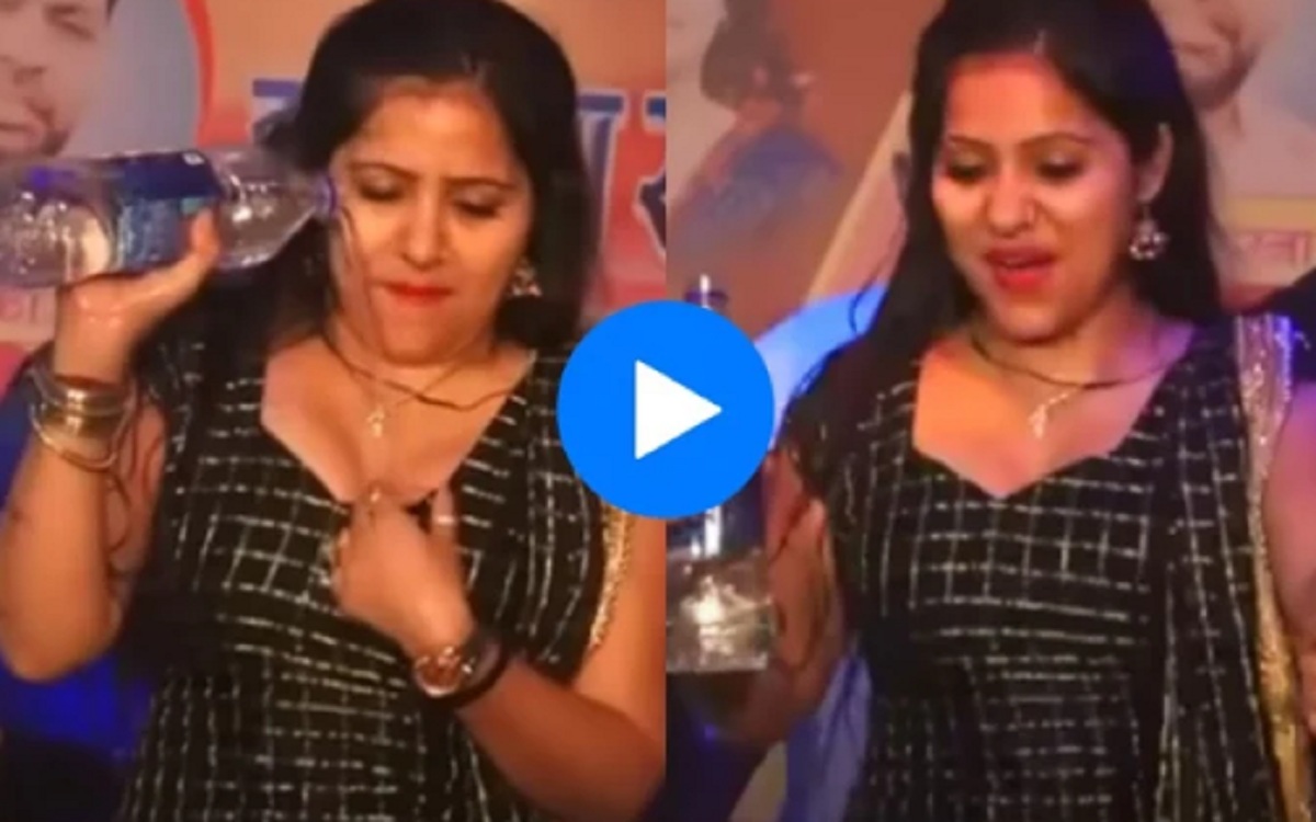 VIDEO: 'নয়া সি বোতাল লা' অন স্টেজে গায়ে জল ঢেলে এমন নাচলেন রচনা তিওয়ারি, ঘায়েল হলেন অনুরাগীরা