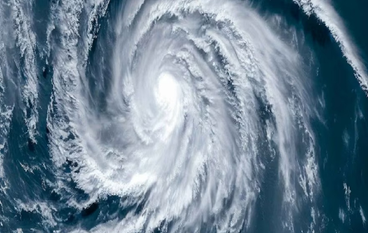 Cyclone Biparjoy: নিম্নচাপ থেকে শক্তি বাড়িয়ে ধেয়ে আসছে ‘বিপর্যয়’, সর্বোচ্চ গতিবেগ কত হবে জানেন?