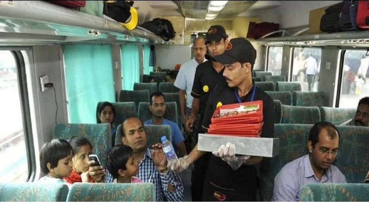 Indian Railway: Ala Carte মেনু পাওয়া যাবে এবার চলন্ত ট্রেনেই, জানুন খাবারের IRCTC নির্ধারিত রেট Indian Railway: Ala Carte মেনু পাওয়া যাবে এবার চলন্ত ট্রেনেই, জানুন খাবারের IRCTC নির্ধারিত রেট