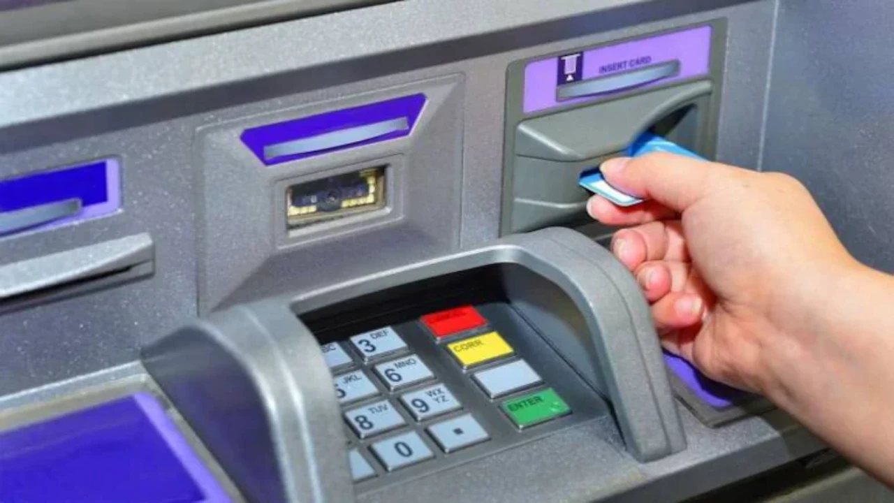 ATM থেকে টাকা তোলার চার্জ, SBI, PNB, HDFC ও ICICI ব্যাঙ্কের গ্রাহকদের জন্য গুরুত্বপূর্ণ নিয়ম জানুন