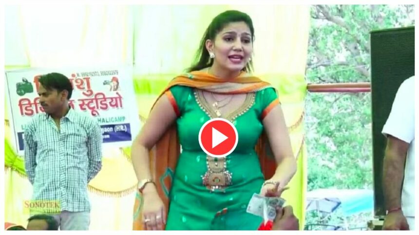 মঞ্চে নতুন স্টাইলে নেচে মনে ঝড় তুললেন স্বপ্না চৌধুরী, ইন্টারনেট গরম করেছে