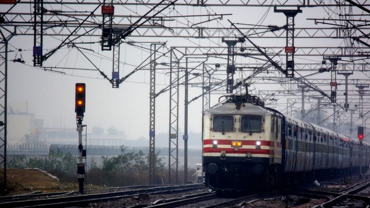 PayTm IRCTC: টিকিট না পেয়েও রাখি বন্ধনে বাড়ি যেতে চান? পেটিএম থেকে সহজেই করুন ট্রেনের টিকিট বুকিং, জানুন পুরো পদ্ধতি