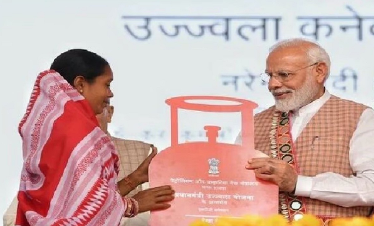 পুজোর আগেই ভর্তুকি বারিয়েছে কেন্দ্রীয় সরকার, ২০০-র পরিবর্তে এবার মিলবে ৩০০ - Ujjwala Gas পুজোর আগেই ভর্তুকি বারিয়েছে কেন্দ্রীয় সরকার, ২০০-র পরিবর্তে এবার মিলবে ৩০০ - Ujjwala Gas