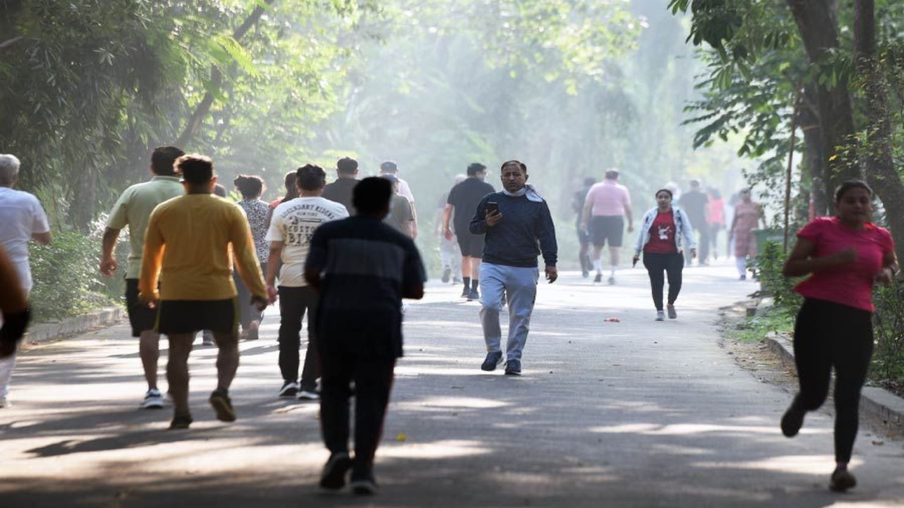 উত্তরে হাওয়ায় হিমের পরশ, তাপমাত্রা কমলো কলকাতায়, কবে আসবে বাংলায় শীত? - WEST BENGAL WEATHER