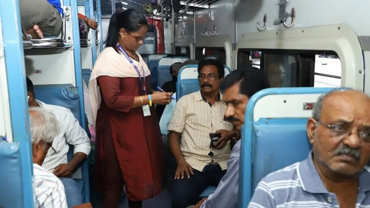 Indian Railways: টিকিট না কেটে ট্রেনে উঠে পড়েছেন, এই কাজটা করলে এক্ষুনি বেঁচে যাবেন সমস্ত সমস্যা থেকে