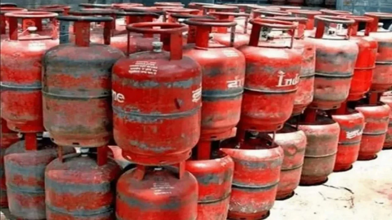 Commercial LPG Cylinders Hike : মার্চের প্রথম দিনেই বড় ধাক্কা, দামি হল বাণিজ্যিক এলপিজি সিলিন্ডার