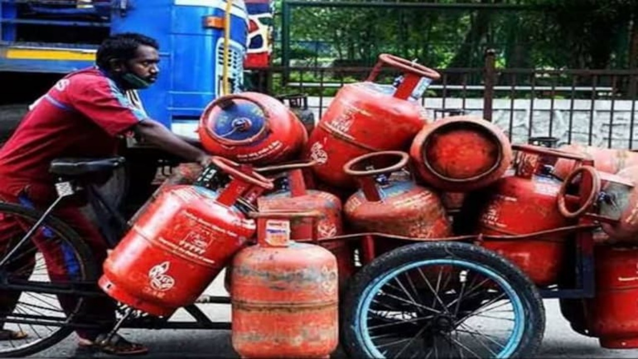 এবার এলপিজির নতুন দর কার্যকর হবে, নির্বাচনের মাঝে গ্যাস কম হবে নাকি দামি, জানুন আপডেট