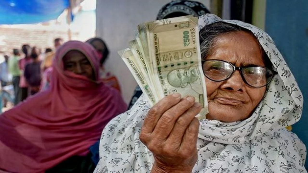 pension Scheme: অবসরের বয়স বাড়ল ৬২, পেনশনের নিয়মেও পরিবর্তন! সরকারি কর্মীদের জন্য দারুণ সুখবর