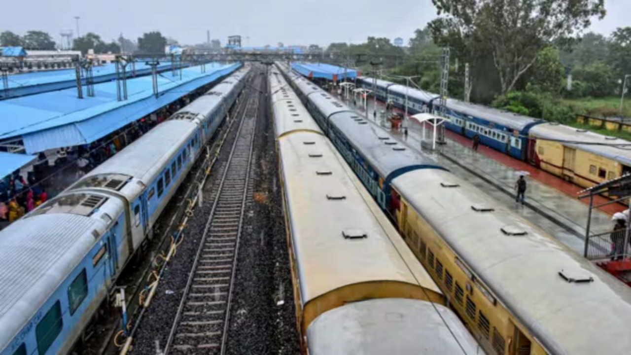 Indian Railway: মোদি সরকারের সিদ্ধান্তের পর যাত্রীদের মধ্যে হৈচৈ, জানুন আপডেট
