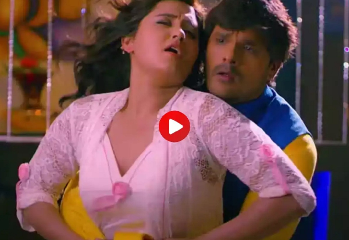 অক্ষরা মধ্যরাতে খেসারি লালের সাথে রোমান্টিক হয়ে ওঠে, বেডরুমে রোমান্স করেছিল