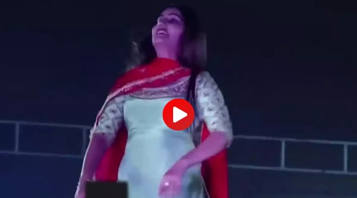 Sapna Choudhary: খোলা স্টেজে লাফিয়ে নাচলেন স্বপ্না চৌধুরী, দেখতে গিয়ে ছাঁদ থেকে লাফ দিলেন ভক্তরা