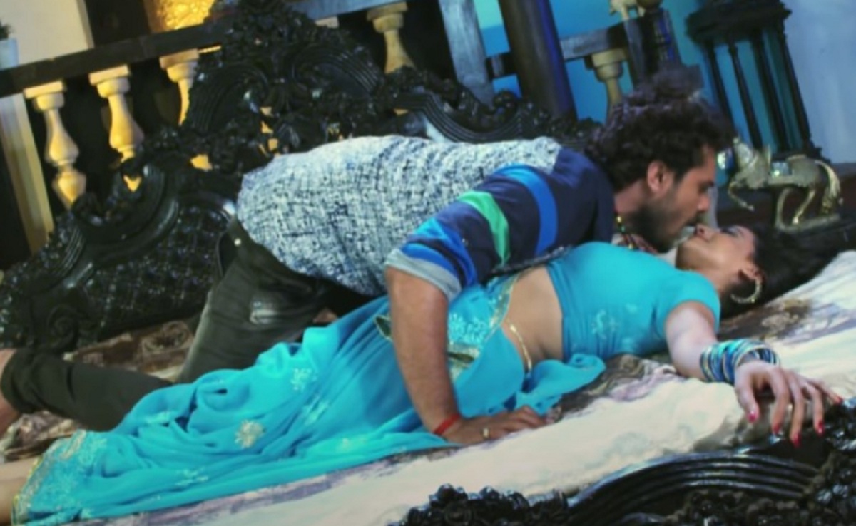Bhojpuri Song: ফুলশয্যার খাটে খেসারি লাল ও অক্ষরা সিংয়ের ঘনিষ্ঠ মুহূর্ত, ভাইরাল ভিডিও