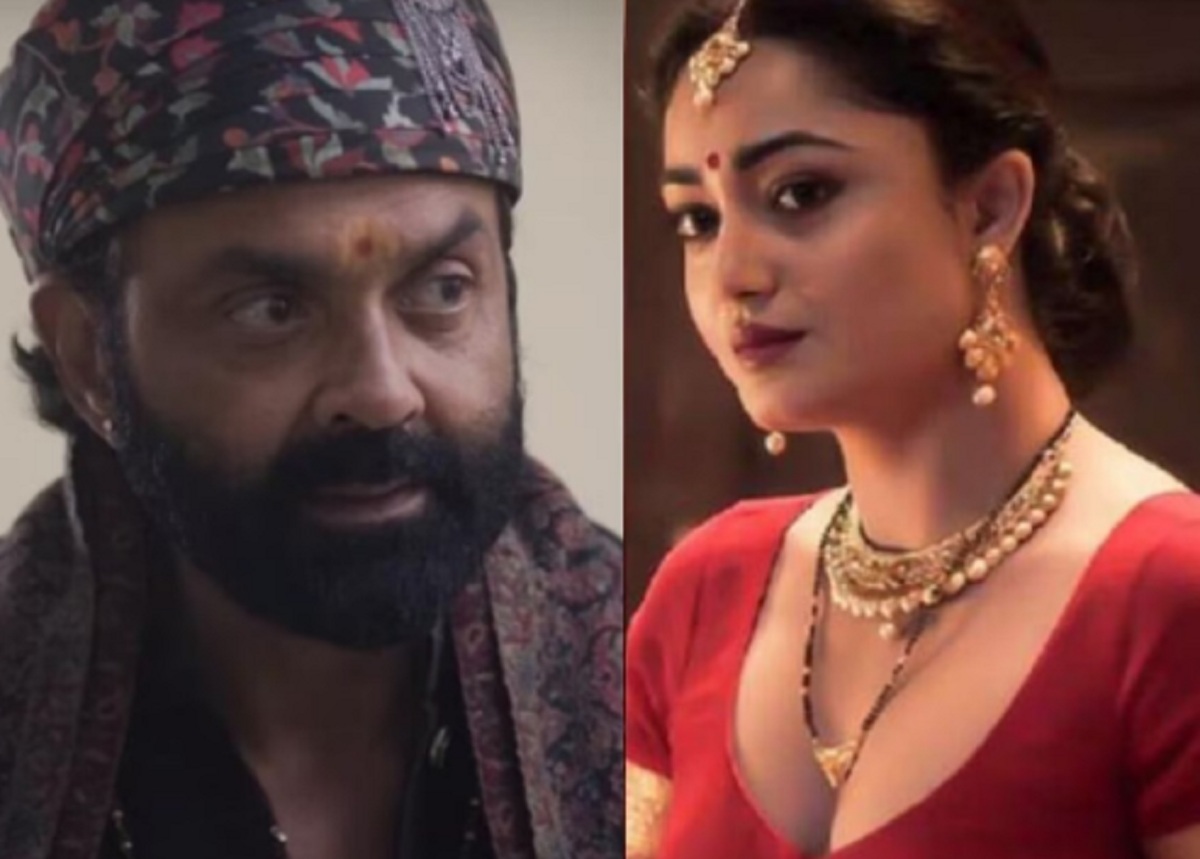 ব্যাকলেস পোশাকে গায়কের সাথে সেক্সী পোজ দিলেন আশ্রমের ববিতা বৌদি, নেটিজেনদের মন্তব্য - ‘নিরালা বাবা রেগে যাবেন’