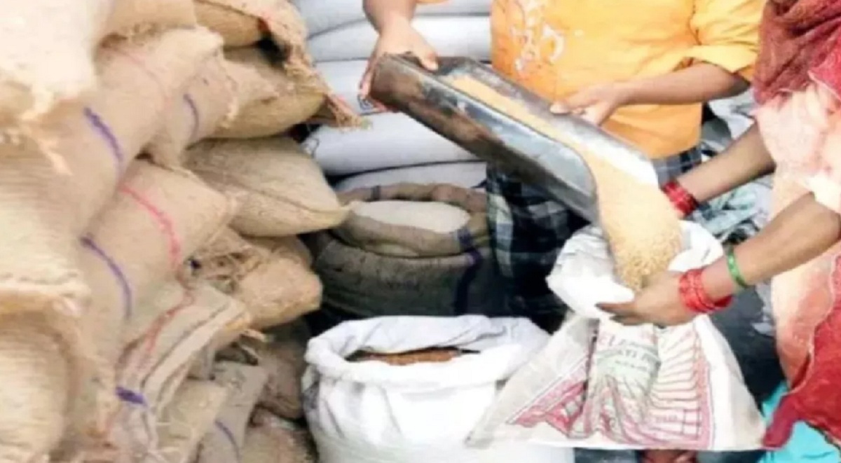 Free Ration: এখন রেশন কার্ড মোবাইলে যুক্ত হবে, বিনামূল্যের শস্য নিয়ে এই নতুন নিয়ম আনছে সরকার