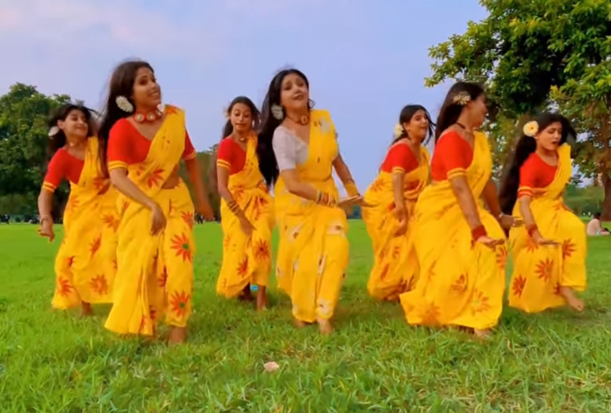 VIDEO: আকাশের নীচে নাচে যুবতীর মজার প্রদর্শন, ইন্টারনেটে ভাইরাল একটি ভিডিও