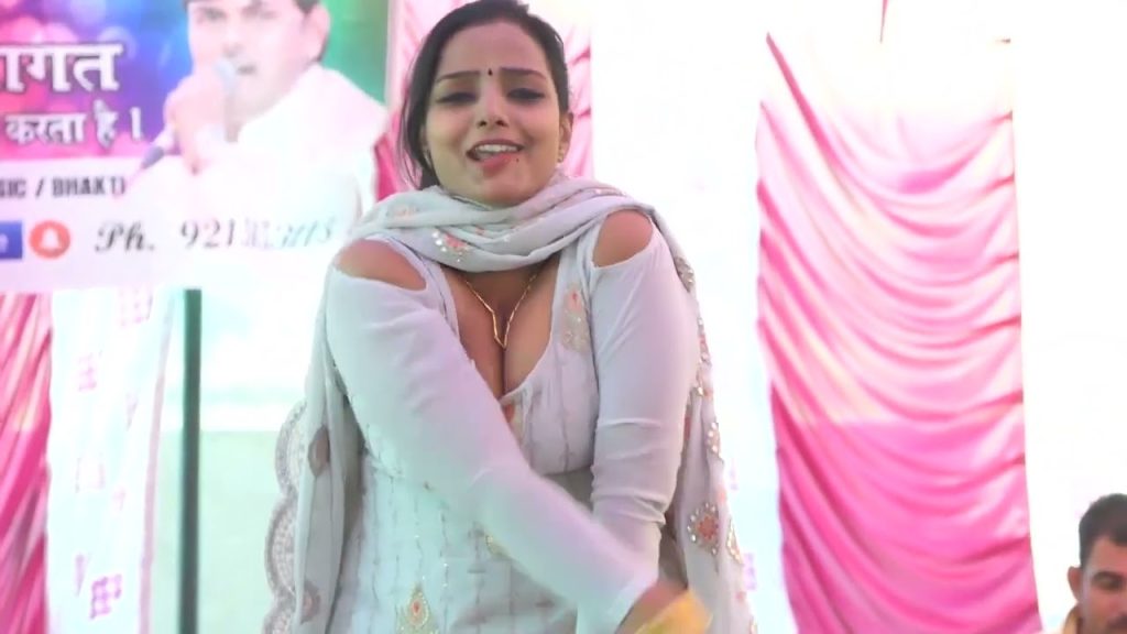 Komal Choudhary: ‘বুটি ডান্স’ করে উত্তেজনা ছড়ালেন কোমল চৌধুরী, দেখবেন না বাচ্চাদের সামনে